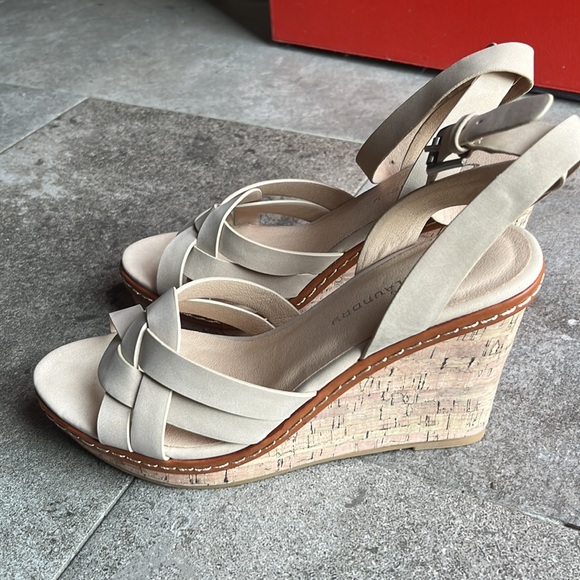 NWOT CL by Laundry 7.5 Tan Wedges - Picture 3 of 5